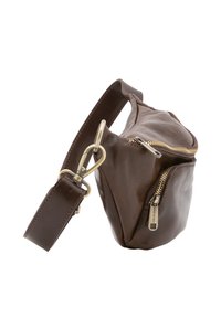 Marsupio in pelle marrone con forma arrotondata, zip dorata, tracolla regolabile e texture lucida. Presenta una clip per attacco laterale.