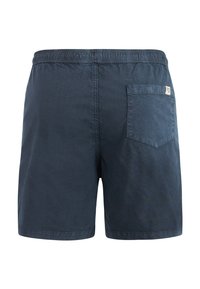 Pantalones cortos para hombre de color azul marino con cintura elástica y un bolsillo trasero único que presenta una pequeña etiqueta blanca en el lado derecho.