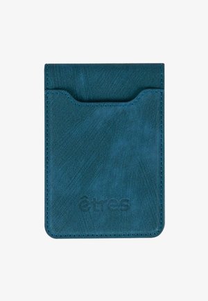 Kartenetui aus petrolfarbenem Leder mit glatter Textur, ausgestattet mit einem oberen Einschub und genähten Kanten. Der Markenname ist auf der Vorderseite geprägt.