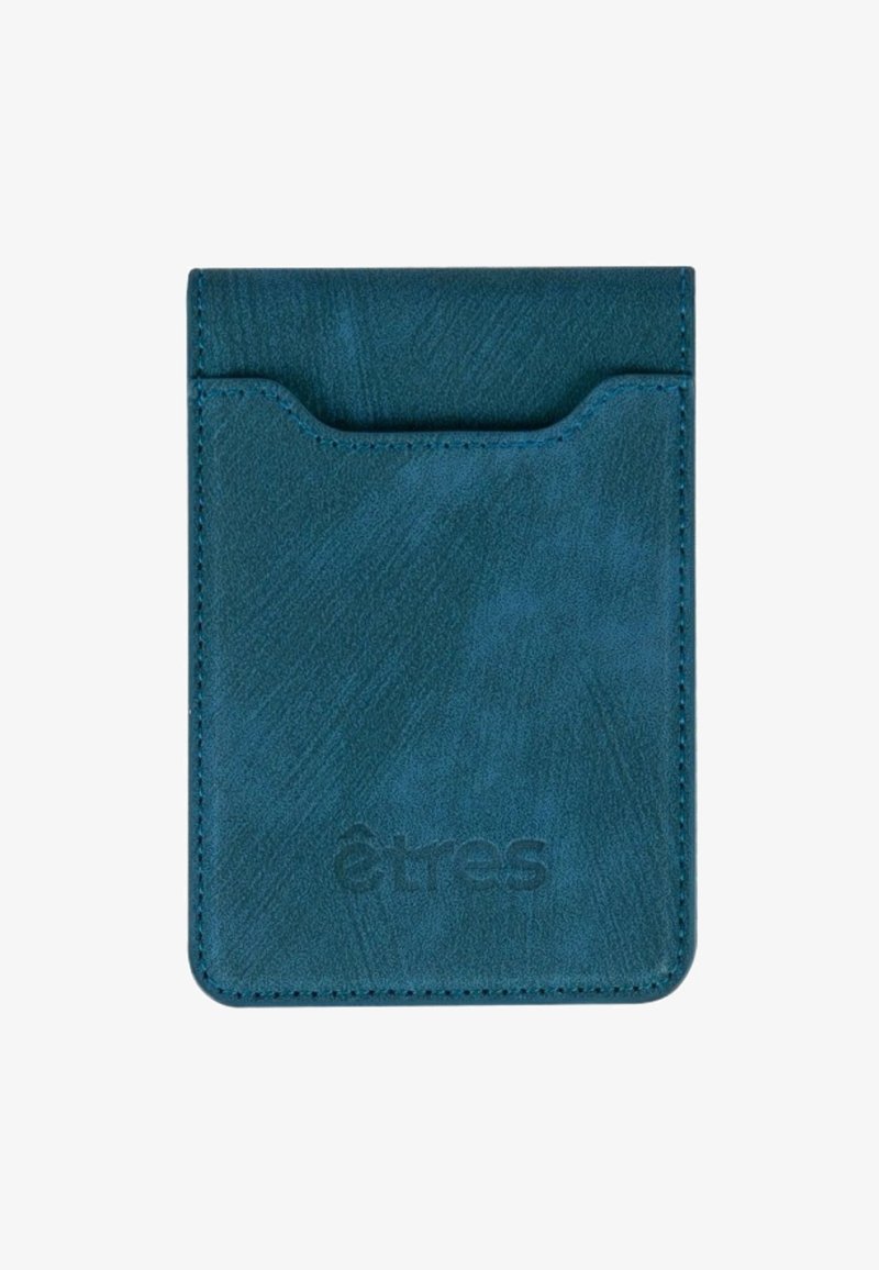 Turkooisleren kaarthouder met een gladde textuur, voorzien van een bovenste gleuf en gestikte randen. De merknaam is in reliëf aan de voorkant aangebracht.