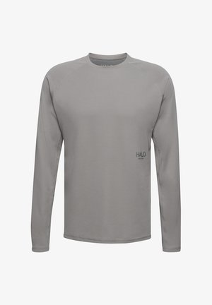 Grijs sportshirt met lange mouwen van een textuurverstevigd, ademend materiaal, met een ronde halslijn en subtiele HALO-logo op de voorkant.