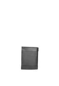 Portefeuille en cuir noir avec une texture lisse, un design mince et deux emplacements pour cartes d'un côté ; style minimaliste, forme rectangulaire.
