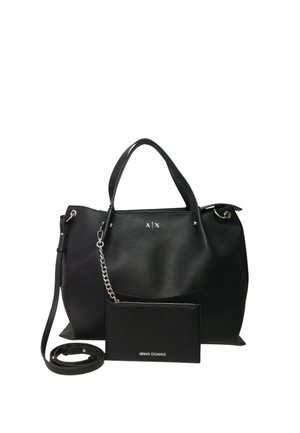 Borsa tote in ecopelle nera con doppi manici, tracolla rimovibile e una tasca anteriore con zip caratterizzata da un accento in catena argentata.