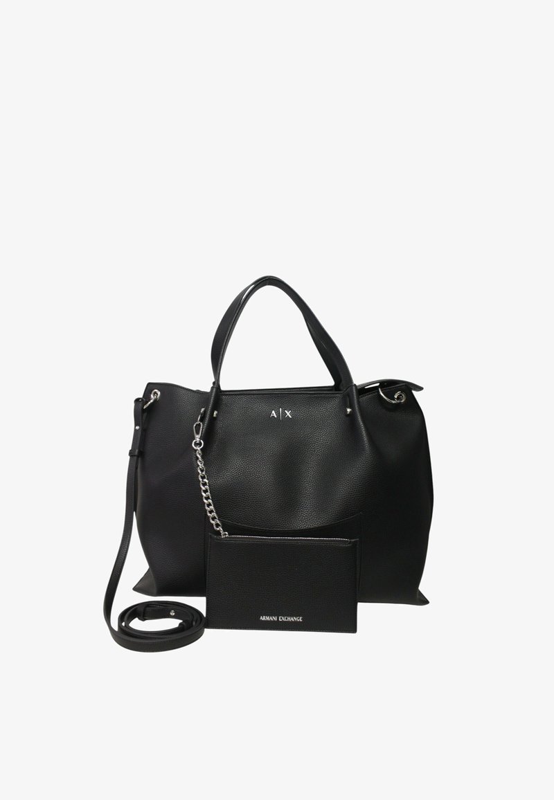Borsa tote in ecopelle nera con doppi manici, tracolla rimovibile e una tasca anteriore con zip caratterizzata da un accento in catena argentata.