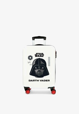Maleta rígida blanca con casco negro de Darth Vader, logo de Star Wars y ruedas giratorias rojas.