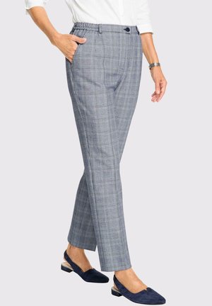 Grijs geruite broek met een rechte voorkant, zijzakken en een elastische tailleband. Gemaakt in combinatie met marineblauwe instappers. Soepele stoftextuur.