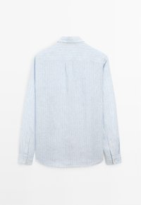 Camicia azzurro chiaro a maniche lunghe con una sottile trama, dotata di un colletto a bottone e polsini, esposta su uno sfondo bianco.