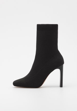 Enkellaarsjes met hoge hak - black