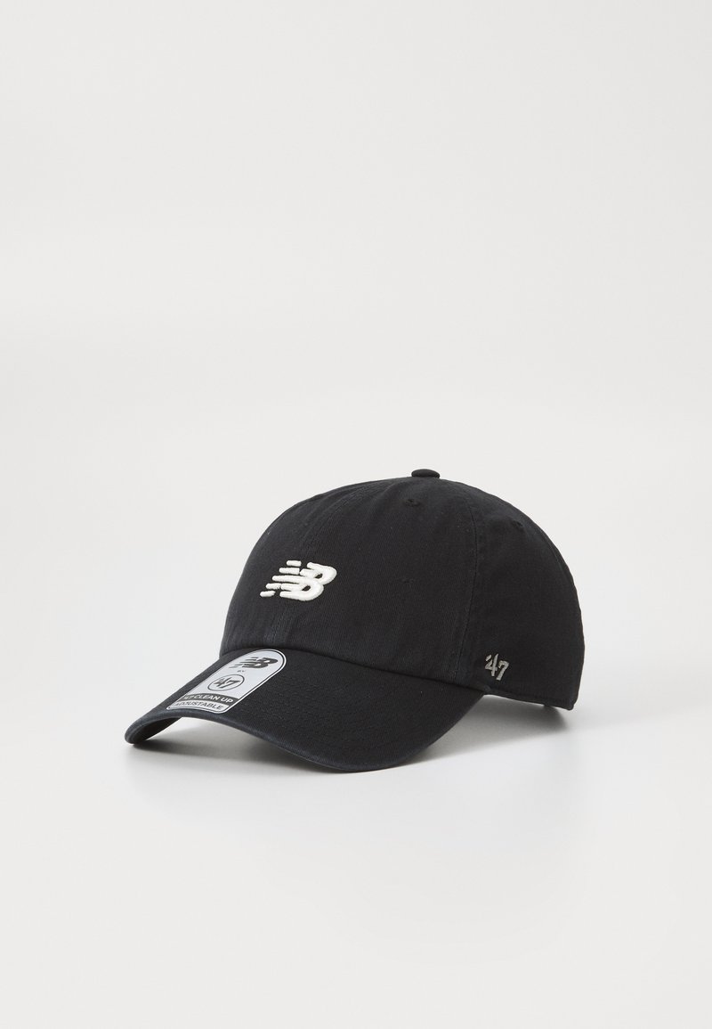 Sort New Balance-cap med broderet logo og "247" detalje. Har en buet skygge, justerbar rem og tekstureret stof.