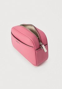 Ručno izrađena ružičasta kožna torbica za toaletne potrepštine s zaobljenim rubovima, zatvaračem i suptilnim detaljem logotipa. Glatka tekstura s sjajnim zatvaračem i privjeskom za povlačenje.