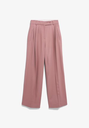 Wijde broek van zacht roze stof, voorzien van plooien aan de voorkant, zijzakken, een knoopsluiting en een soepele textuur.