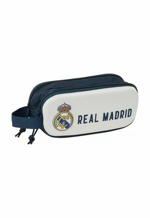 Biały piórnik z granatowymi akcentami, z logo Real Madryt i napisem "REAL MADRID". Zamknięcie na zamek błyskawiczny i regulowany pasek.