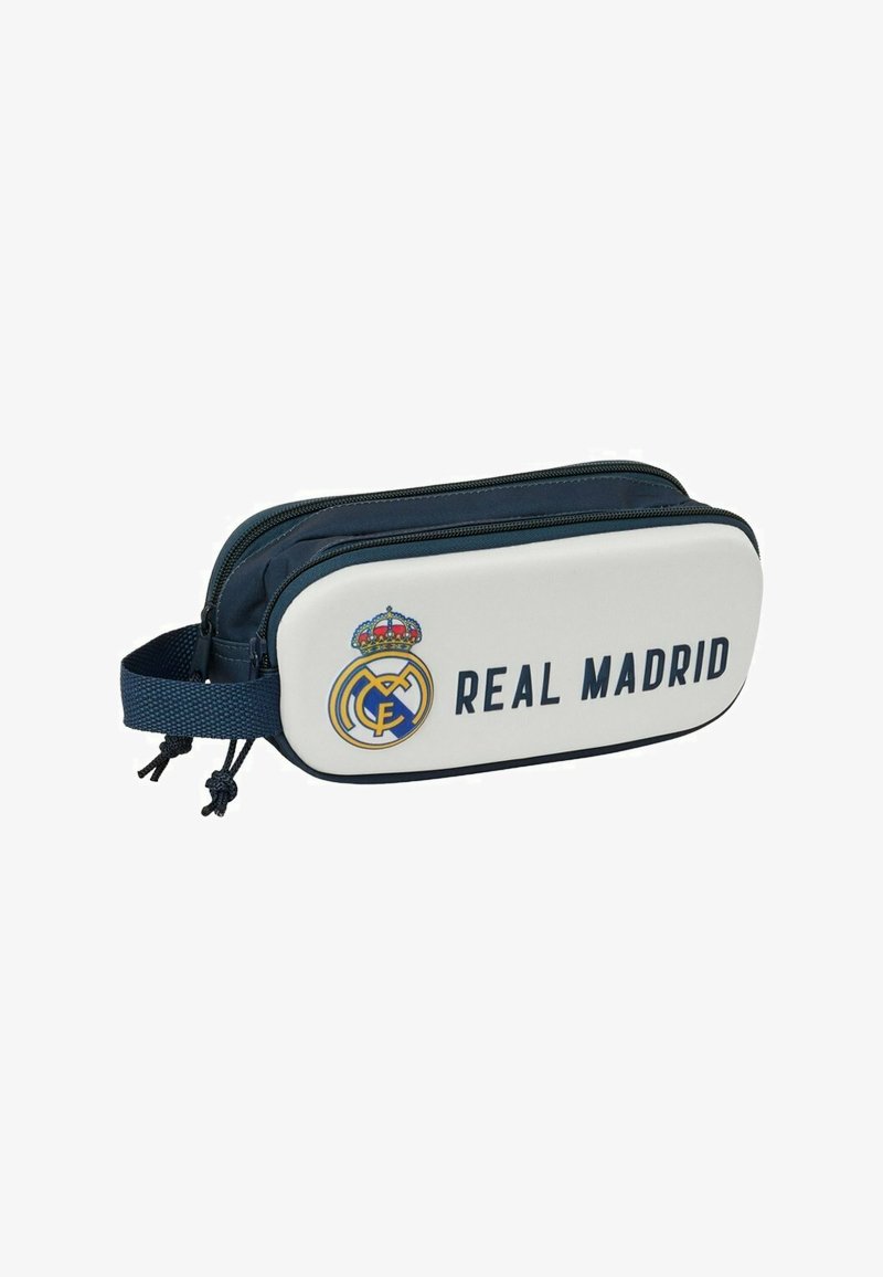 Biały piórnik z granatowymi akcentami, z logo Real Madryt i napisem "REAL MADRID". Zamknięcie na zamek błyskawiczny i regulowany pasek.