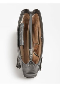 Bolso de mano de imitación cuero gris con cierre de cremallera, dos compartimentos y un bolsillo interior, con un forro estampado y herrajes metálicos.