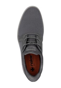Baskets en maille grises avec un corps texturé, bout rond et lacets. Comprend une semelle intérieure marron et un détail de logo près de la languette.
