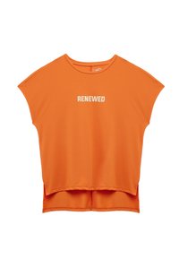 Oranje top met korte mouwen, gemaakt van zacht materiaal, met een verlaagde schouderontwerp en een ronde zoom, met het woord "HERSTELD" in witte tekst.