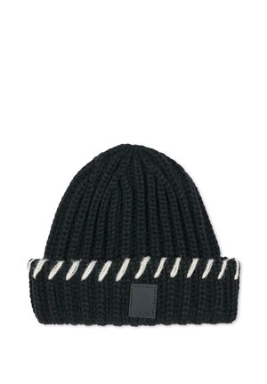 Gorro de punto negro con detalle de costura diagonal blanca en el puño y una pequeña etiqueta negra cuadrada en el centro delantero.