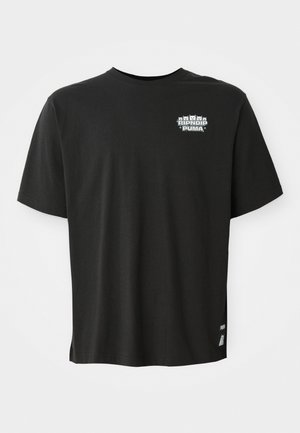 Sort T-shirt med korte ærmer og lille "RIPNDIP PUMA" tekst samt fem kattehoveder grafik på øverste venstre bryst.