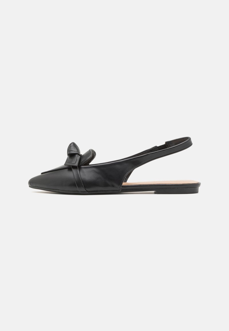 Černé kožené slingback ploché boty s špičatou špičkou a dekorativním uzlovým detailem. Vyznačují se hladkým povrchem a minimalistickým designem.