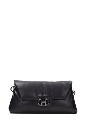 Borsa a mano in pelle nera con una finitura liscia, porta con pattina pieghevole, chiusura in metallo, e un sottile dettaglio del logo sulla parte anteriore.