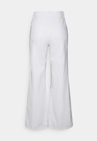 Jeans brancos de perna larga com uma cintura alta, apresentando dois bolsos traseiros e um acabamento limpo. Feitos de denim com uma superfície ligeiramente texturada.