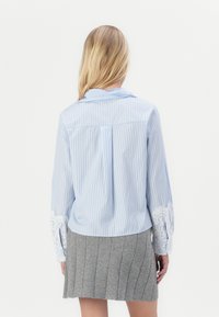 Object OBJALI  - Blouse - brunnera blue/white