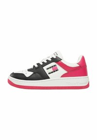 Sneakers con tomaia in pelle nera, dettagli rosa e bianchi, punta perforata e suola bianca. Presentano un marchio sul lato e pannelli colorati.