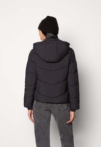 Pieces PCJAMILLA SHORT PUFFER JACKET - Jachetă de iarnă - black