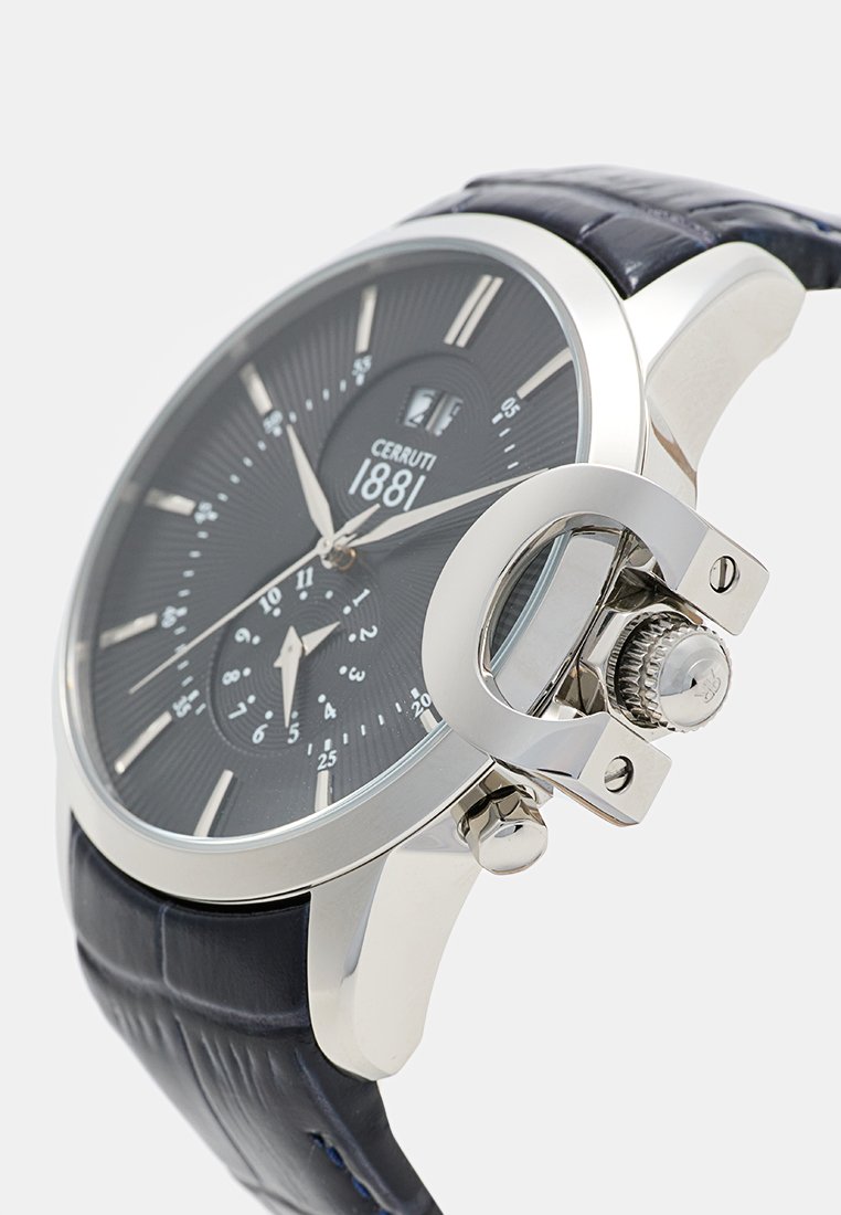 Montre-bracelet Cerruti 1881 avec cadran noir, marqueurs argentés, affichage de la date, petit sous-cadran, et bracelet en cuir noir avec motif texturé.