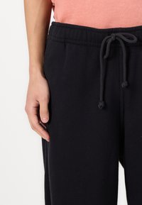 Abercrombie & Fitch Essential Baggy Open-Hem Sweatpant - Tréningruha alsók - black beauty