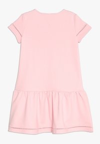 Różowa sukienka z krótkim rękawem i marszczoną spódnicą. Gładka tkanina, okrągły dekolt i zdobnicze przeszycia na rękawach.