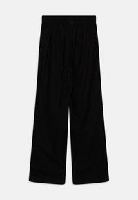 Pantaloni neri a gamba larga con vita elasticizzata, realizzati in un tessuto morbido. Il design presenta una texture liscia e senza motivi o decorazioni visibili.