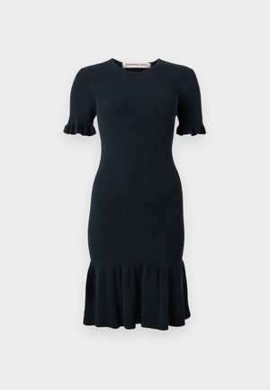 Robe en maille côtelée bleu marine avec manches courtes, ourlet à volants et coupe ajustée. Encolure ronde simple et texture douce.