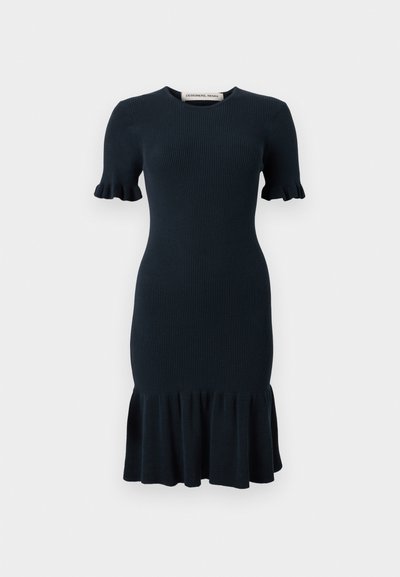 Μπλε σκούρο ριμπ πλεκτό φόρεμα με κοντά μανίκια, βολάν στο τελείωμα και εφαρμοστή γραμμή. Απλός στρογγυλός λαιμός και απαλό ύφασμα.