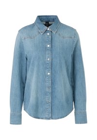 Chemise en denim bleu clair avec un col pointu, des manches longues, une fermeture à boutons et des détails de couture clairs le long des épaules et de la poitrine.