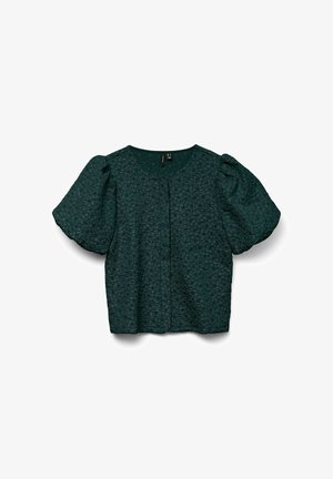 Blusa verde texturizada con mangas cortas abullonadas, escote redondo y cierre frontal. Presenta un patrón floral en toda la tela.