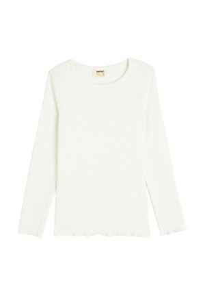 Hvid langærmet bluse lavet af ribbet stof. Har en rund halsudskæring og bølgede kanter. Blødt materiale uden yderligere mønstre eller detaljer.