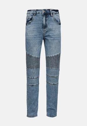 Jeans de mezclilla azul claro con corte ajustado, con detalles de costura horizontal en las rodillas y diseño tradicional de cinco bolsillo.