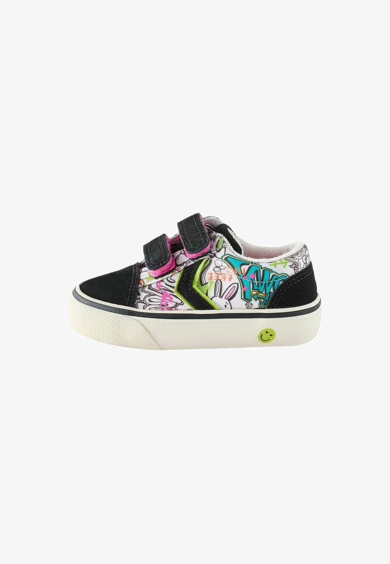 Velcro sneakers med en sort ruskind tå og hæl, farverigt graffiti-design på lærred, hvid gummisål og grøn smiley ansigt detalje.