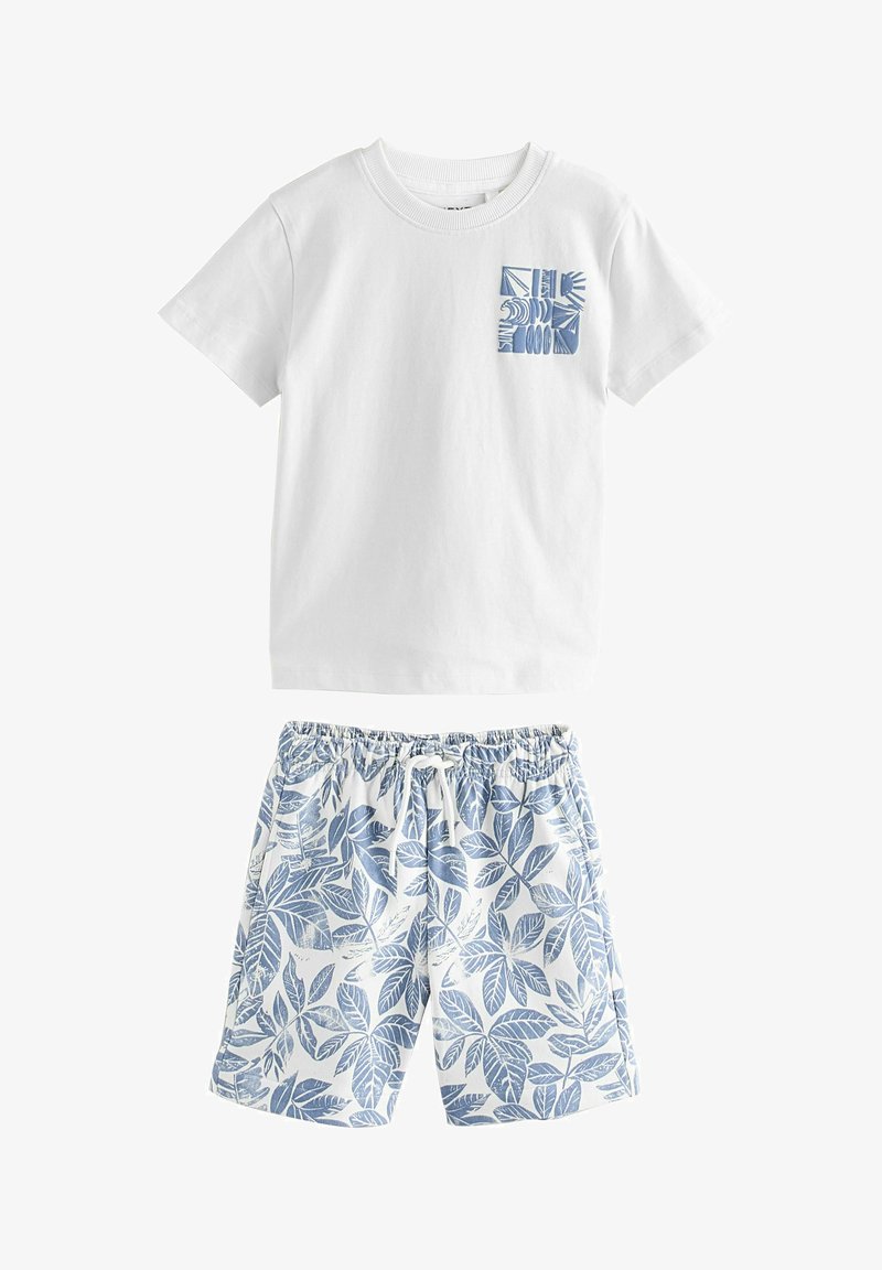Weißes kurzärmliges T-Shirt mit blauem abstraktem Brusttaschen-Design, kombiniert mit weißen Shorts mit blauen Blattmustern und Kordelzug in der Taille.