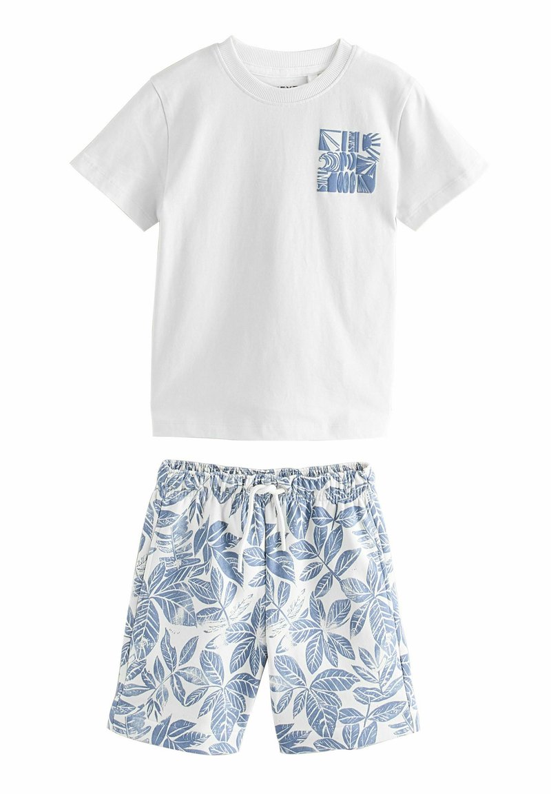 Tricou alb din bumbac cu un buzunar cu model albastru, asociat cu șorturi cu model de frunze albastre și albe, dotate cu o talie elastică.