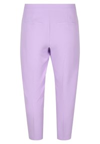 Lila smalbyxor med bakfickor och en slät midja, visat bakifrån mot en vit bakgrund.