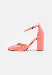 Scarpa con tacco alto in pelle sintetica rosa con punta quadrata e cinturino alla caviglia, caratterizzata da un tacco spesso e una superficie liscia.