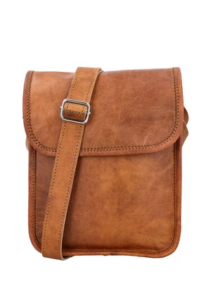 Hnědá kožená kabelka přes rameno s klopou a nastavitelným popruhem na bílém pozadí.