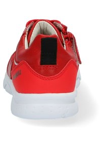 Rode sneaker met een gestructureerde leren bovenkant, witte rubberen zool, zwarte nylon hieltab, en ritssluiting, met witte accenten.