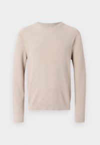 Beige langslijf crew neck trui met fijne brei textuur, geribbelde manchetten en tailleband, weergegeven op een witte achtergrond.