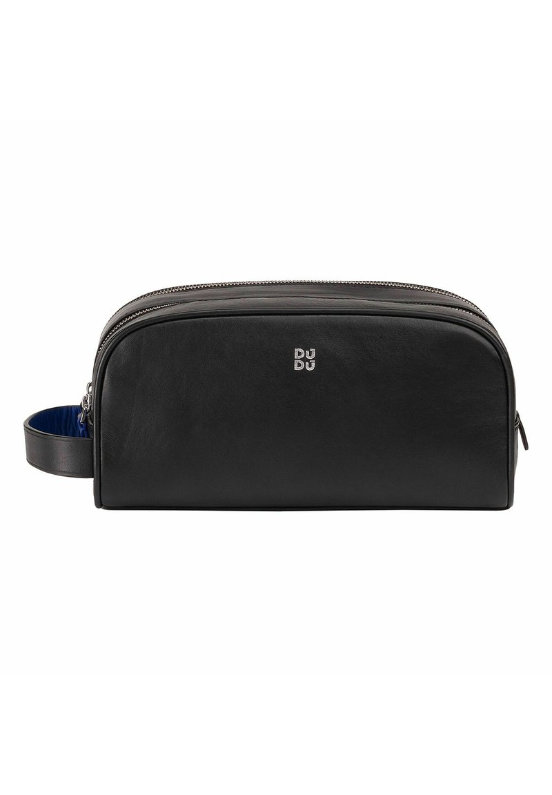 Borsa da toiletta in pelle nera con chiusura a zip, dotata di una fodera interna blu e di una maniglia laterale. Embossing del logo in argento sul davanti.