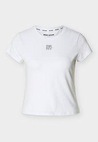 Λευκό κοντομάνικο t-shirt DKNY με στρογγυλή λαιμόκοψη και μικρό μαύρο πουά λογότυπο "DKNY" στο κέντρο του στήθους, καθώς και "DKNY JEANS" τυπωμένο στο εσωτερικό του γιακά.