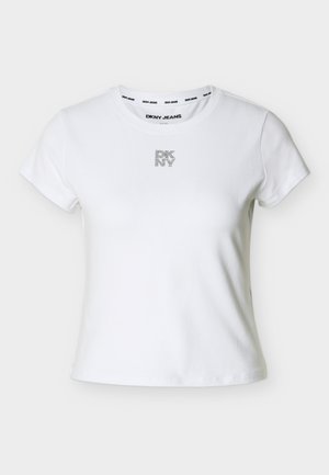 Wit DKNY T-shirt met korte mouwen en ronde hals, met een klein zwart gestippeld "DKNY"-logo in het midden van de borst en "DKNY JEANS" gedrukt aan de binnenkant van de kraag.