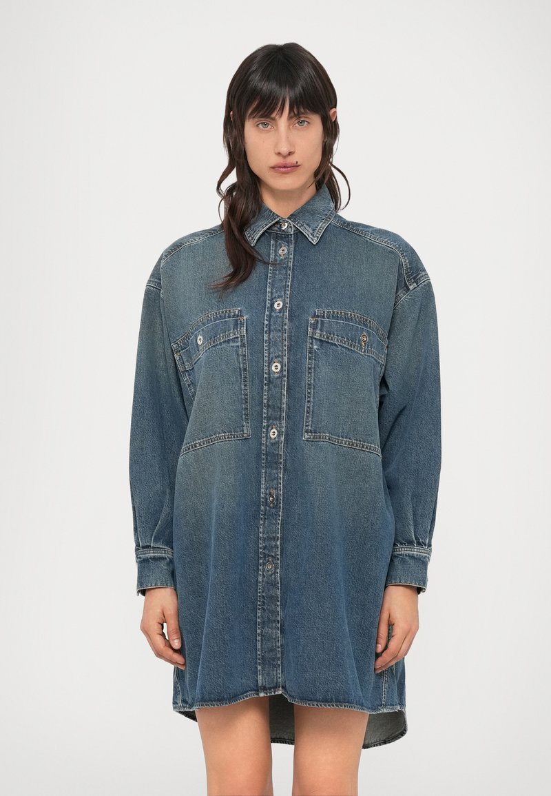 Φόρεμα από τζιν πουκάμισο, μεσαίου μπλε, με κουμπιά εμπρός, δύο τσέπες στο στήθος, μακριά μανίκια, χαλαρή εφαρμογή, ελαφρύ χρωματικό σβήσιμο από πάνω προς τα κάτω.